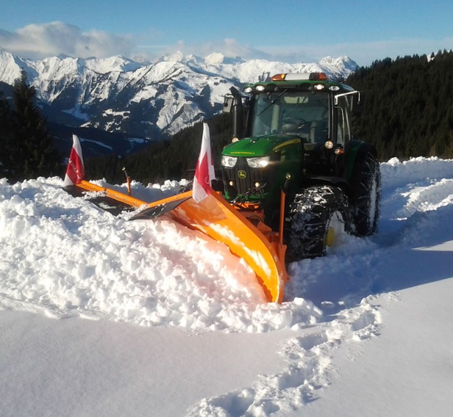 Traktor für Schneeräumung Großarl